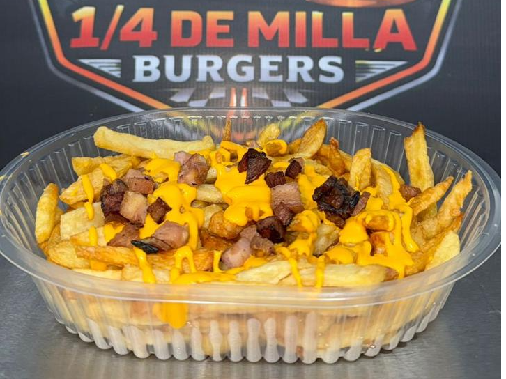 Porcion De Papas Con Cheddar Y bacon