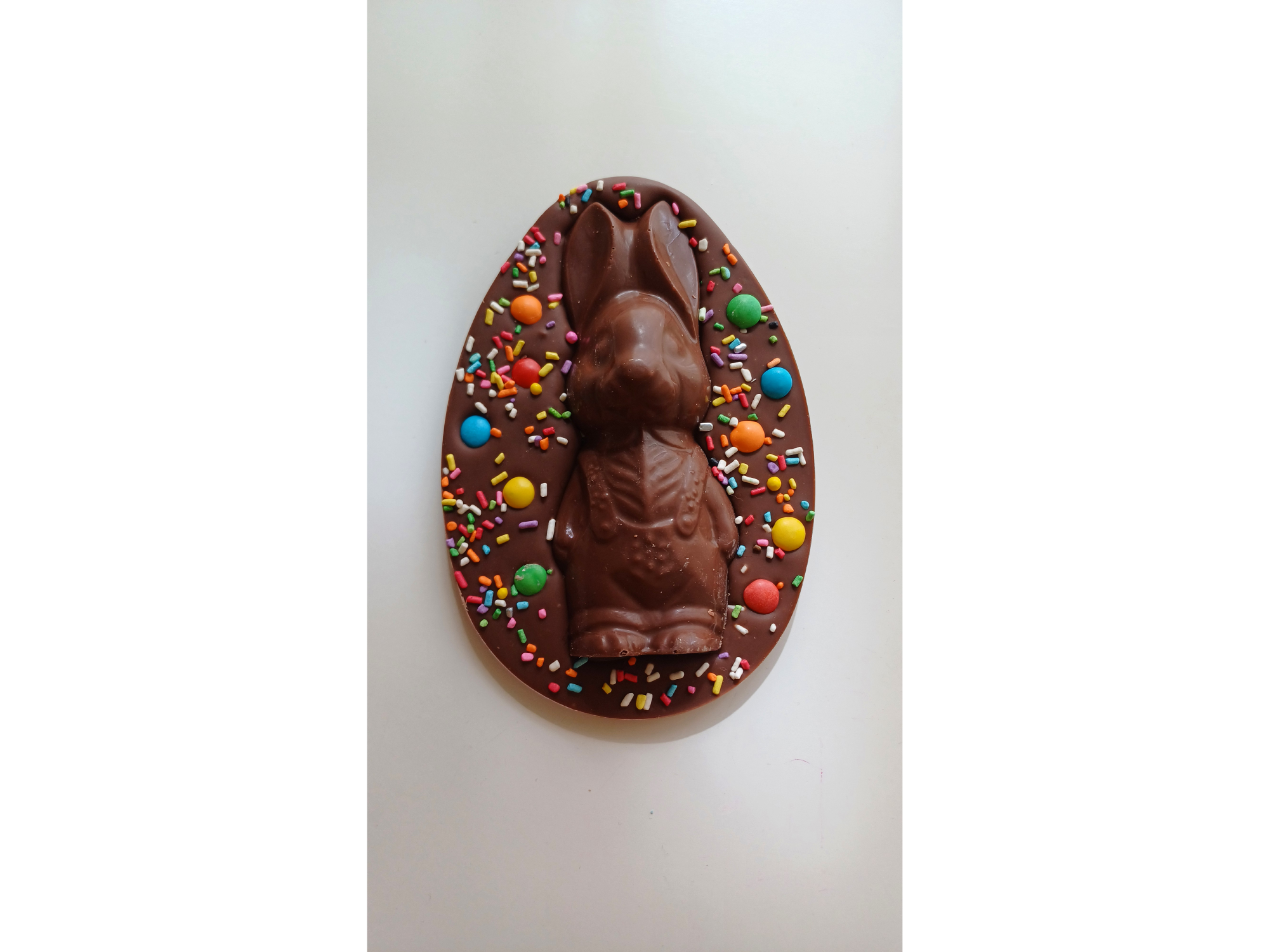 Huevo plano con conejo relleno