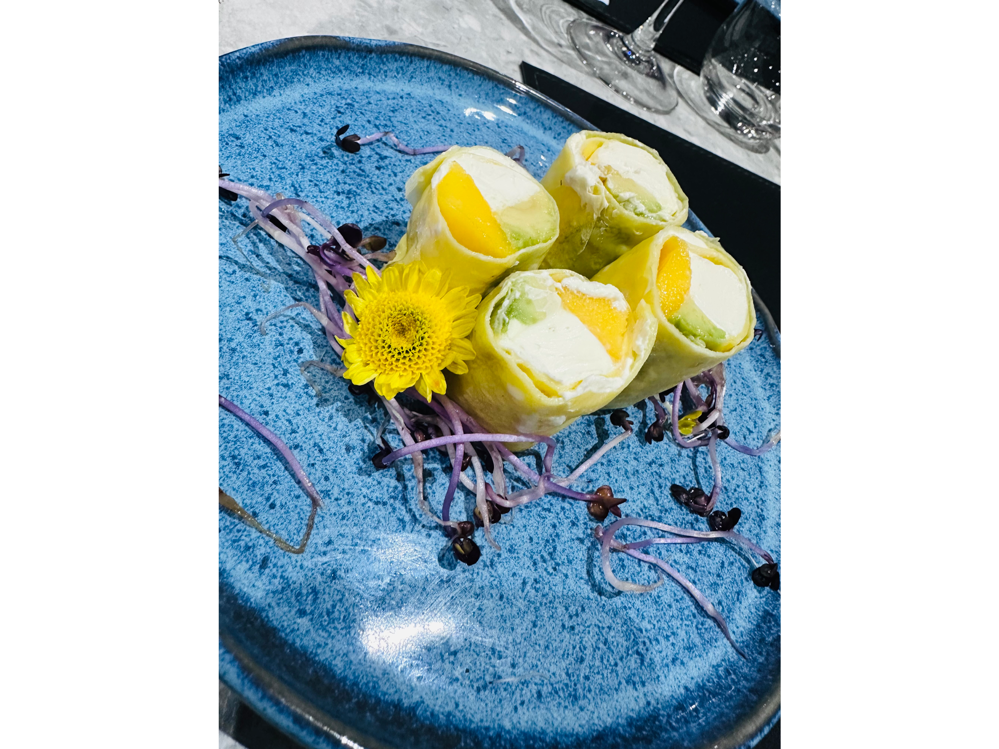BOMBAS X 6 -mango, palta y queso Phila (opción queso vegano) c/ cobertura de salsa de maracuyá (Copia)