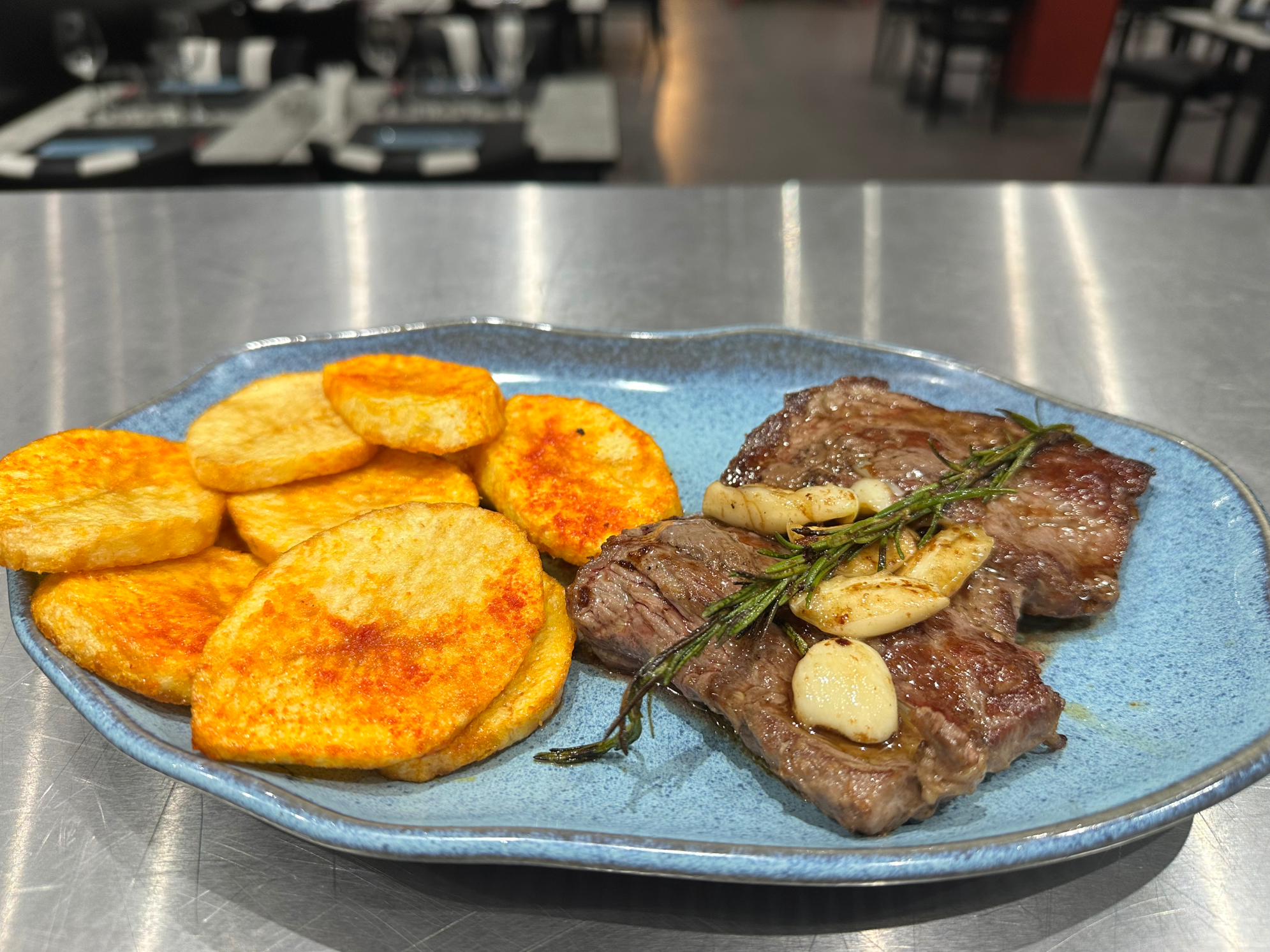 Ojo de Bife con ajo y romero acompañado con papas