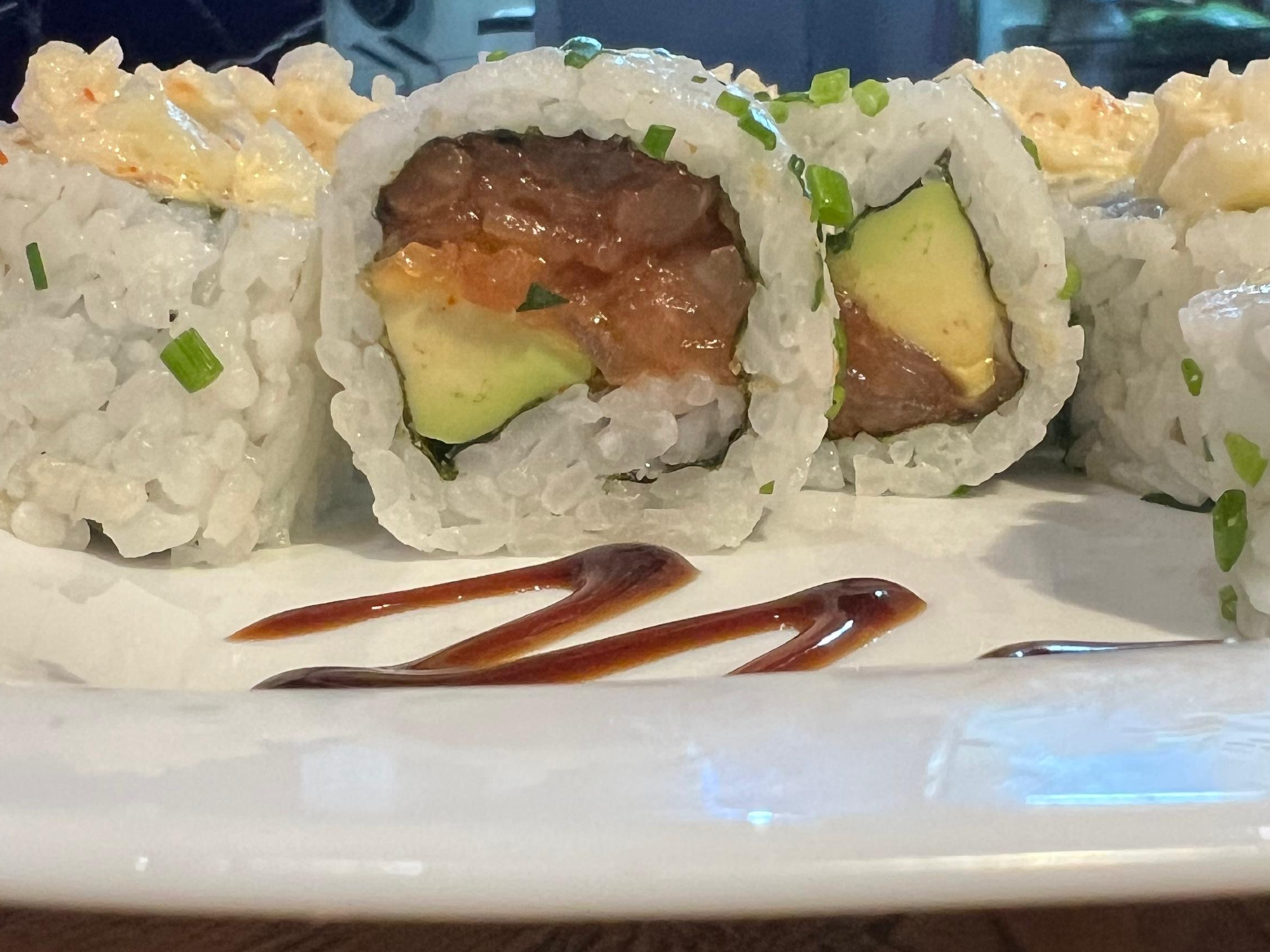 TRATTORIA - Tartar de salmón, palta, cubierto con chupe de pescado (salsa de crema, Lango y parmesano)