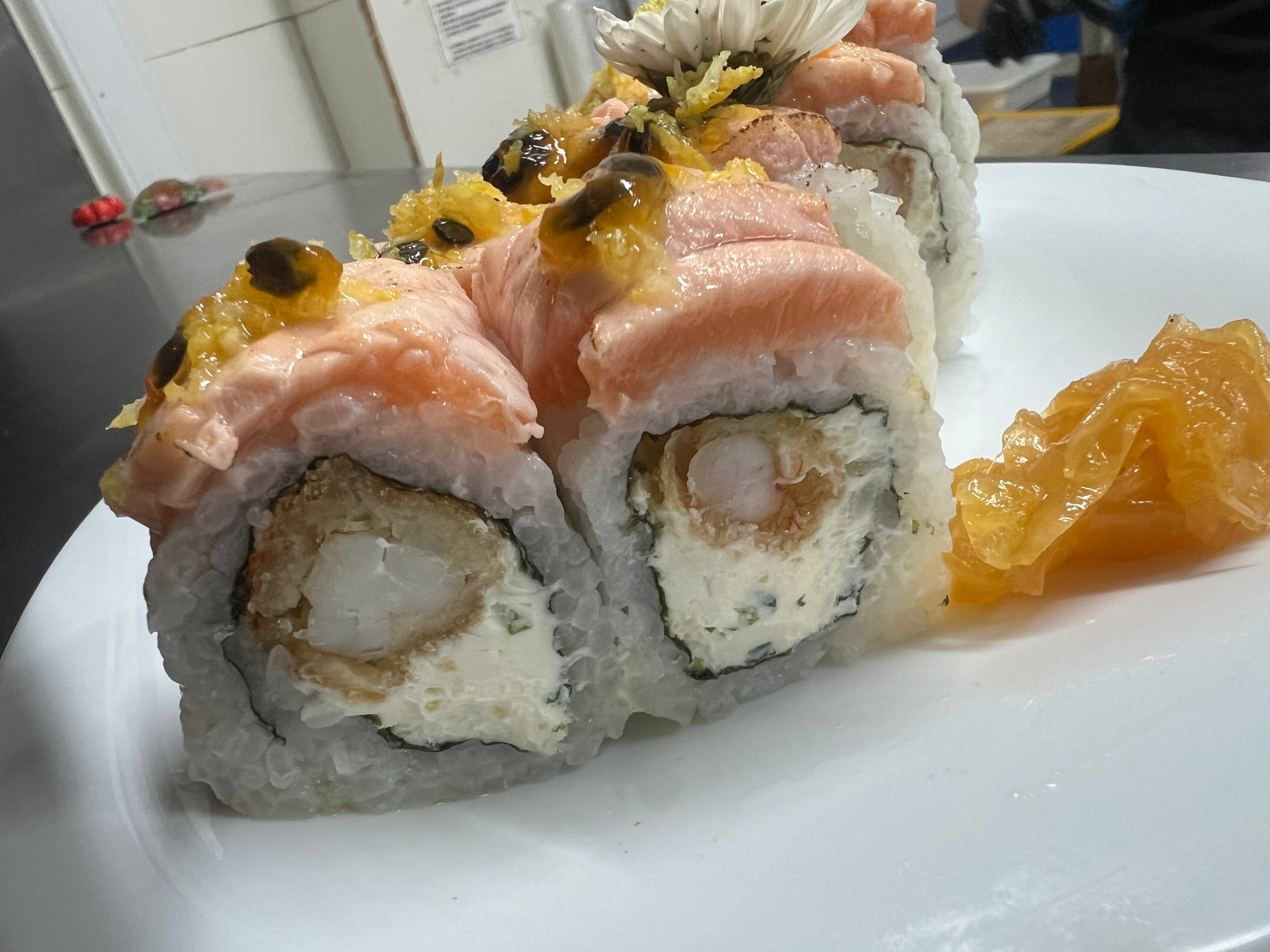 IBIZA - Phila c/ albahaca, lango furai cubierto con salmón flambeado, topping de salsa maracuya y ralladura de limón.