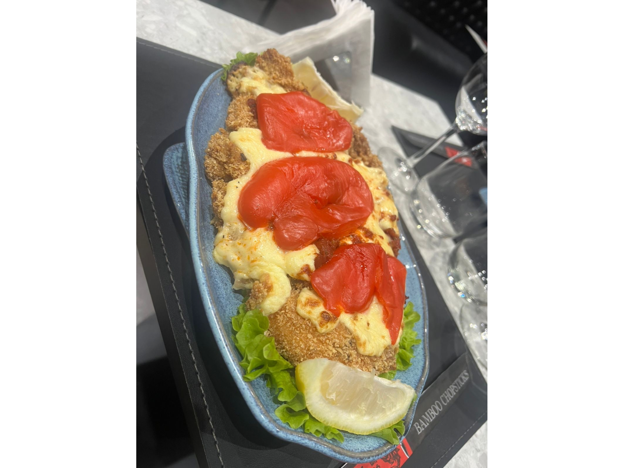 Milanesota de pollo jamón y morrón c/ guarnición