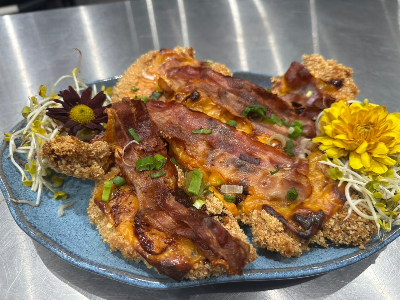 Milanesota con cheddar panceta y barbacoa c/ guarnición