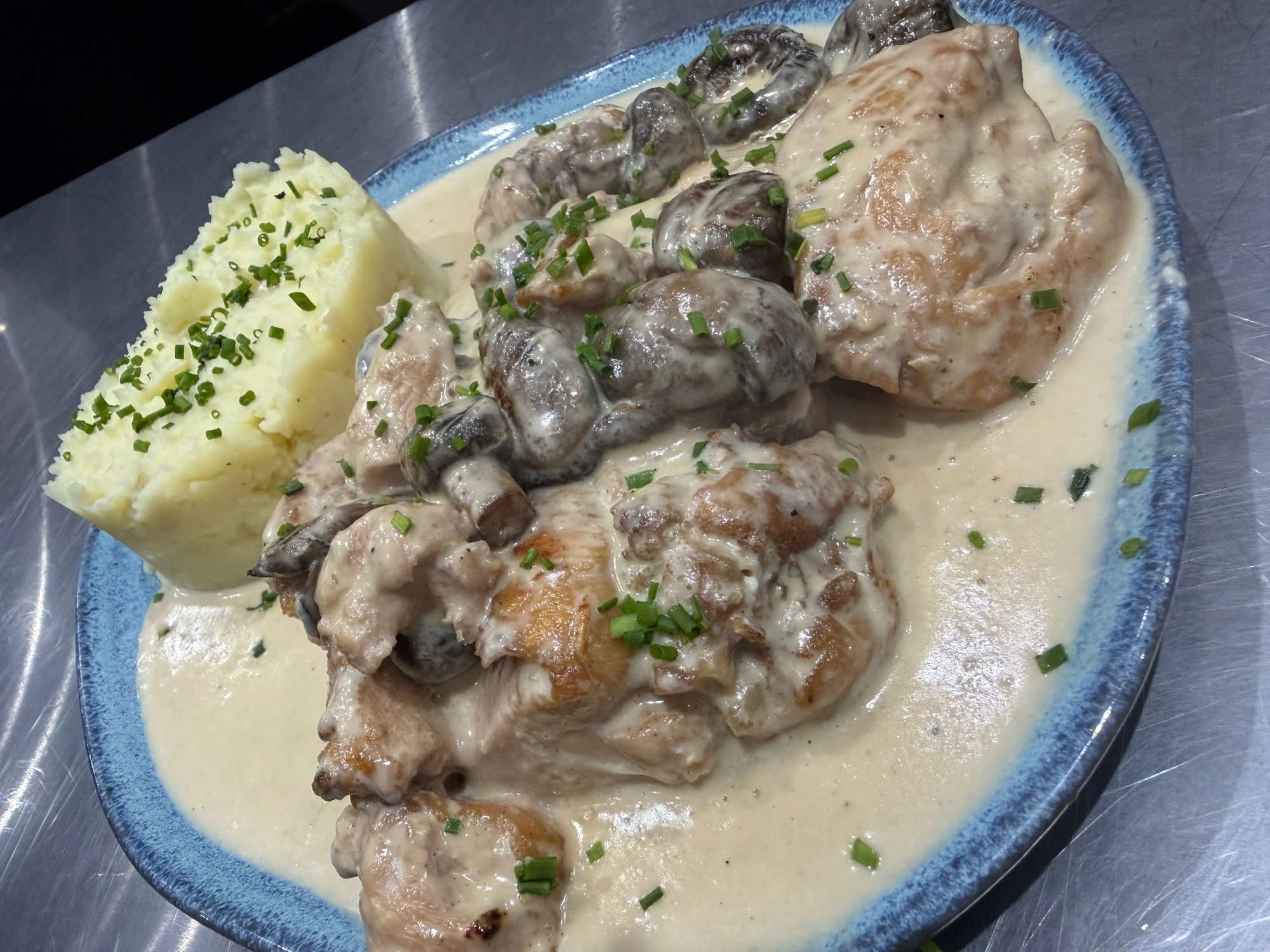 Pollo al champiñón c/ guarnición