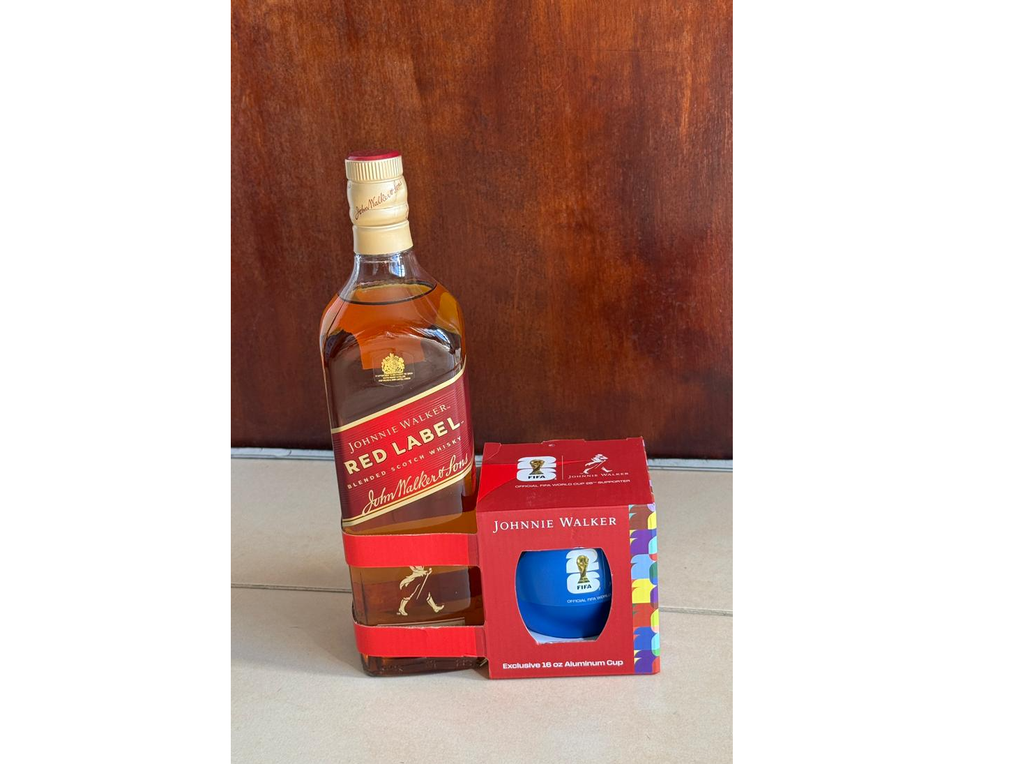 J. WALKER RED LABEL - 1 L + VASO MUNDIAL