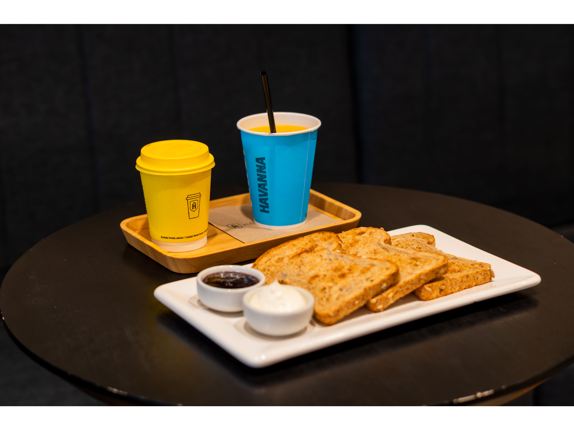 Combo tradicional (tostadas + dips+ jugo de naranja+Café)