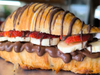 Croissant con Nutella, Láminas de Frutillas y Rodajas de Banana
