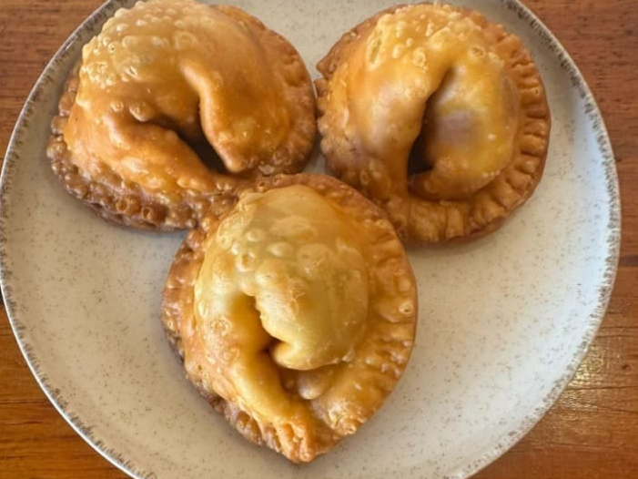 SAMBOUSEK DE ESPINACA, CEBOLLA Y QUESOS