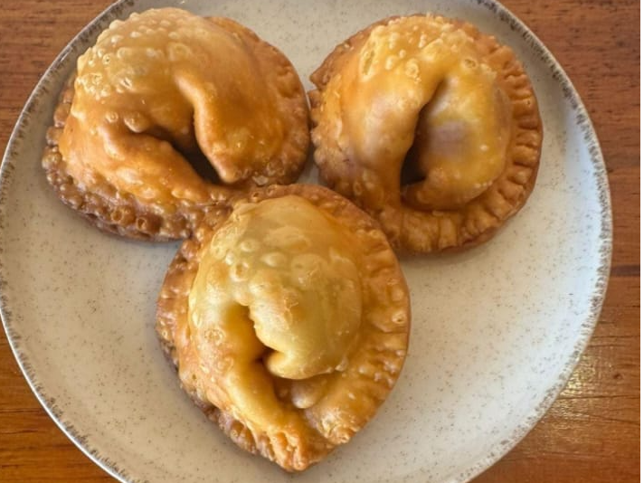 SAMBOUSEK DE ESPINACA, CEBOLLA Y QUESOS