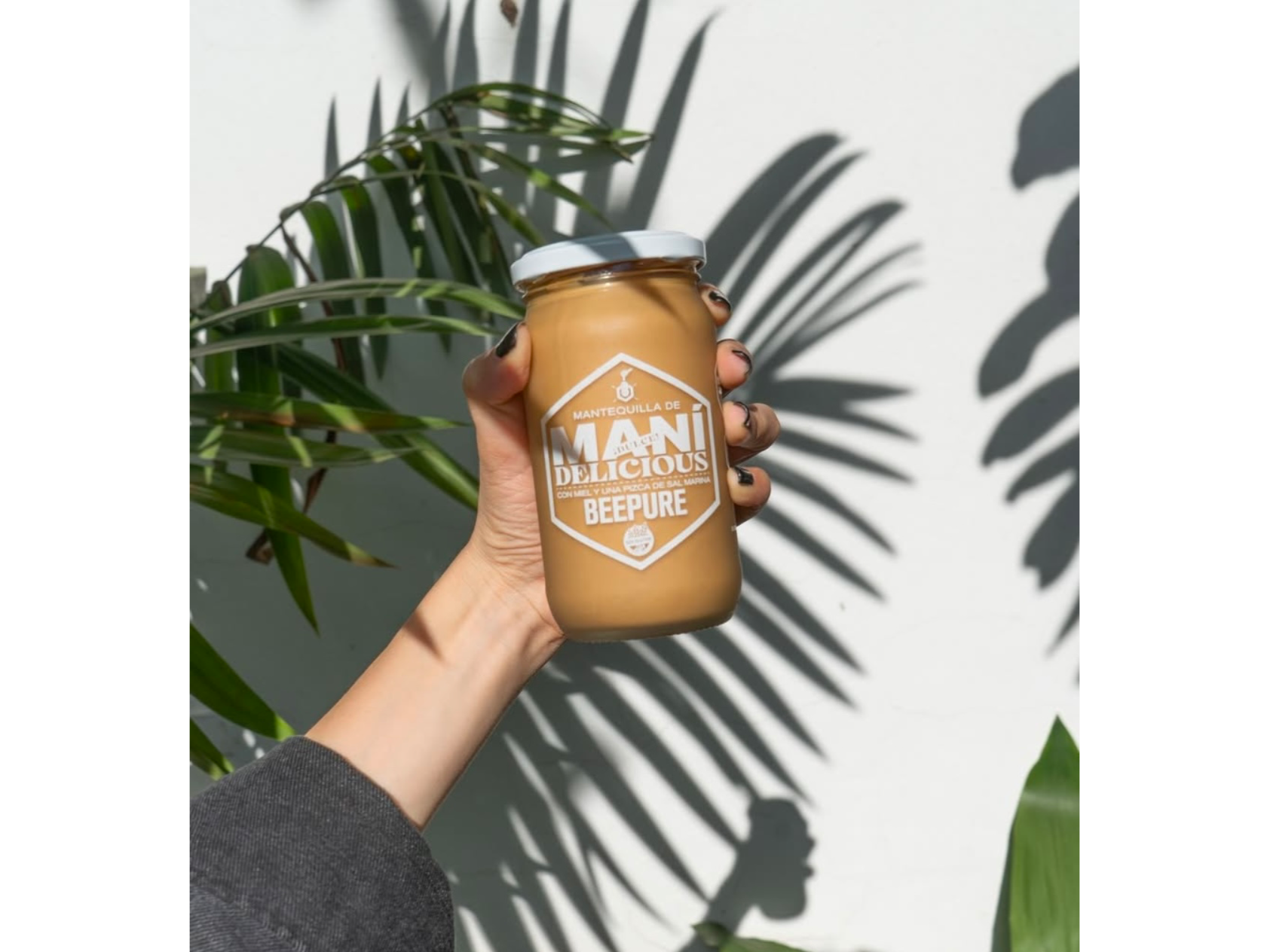 Mantequilla de maní NUEVA : con un touch de miel y sal marina .