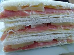 Jamón crudo y ananá