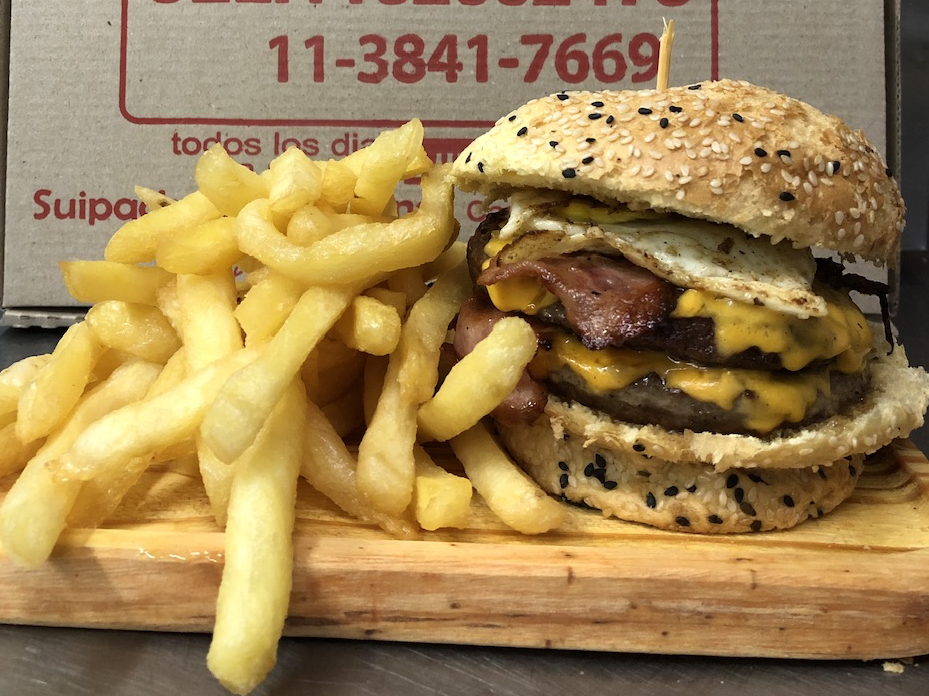 Hamburguesa doble con papas fritas