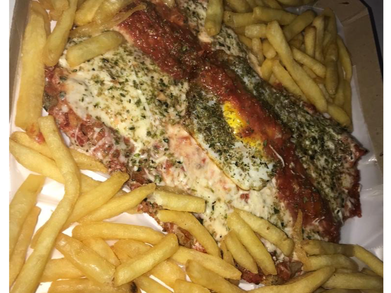 Milanesa cuatro quesos con papa fritas de PIZZAS SUIPACHA