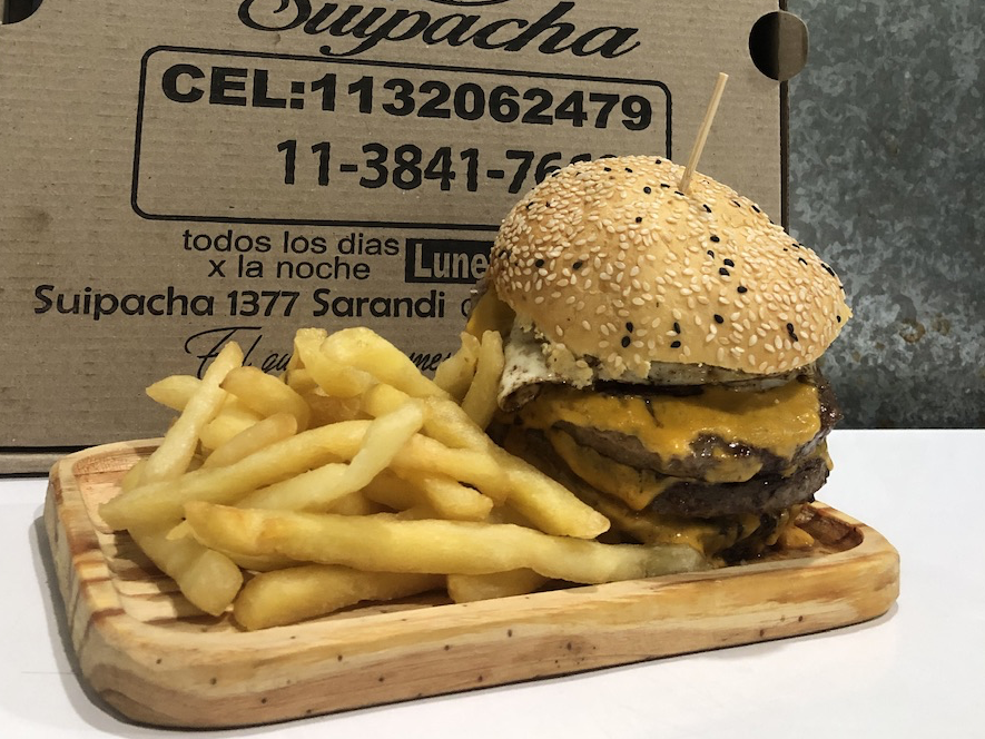 Hamburguesa triple con papas fritas