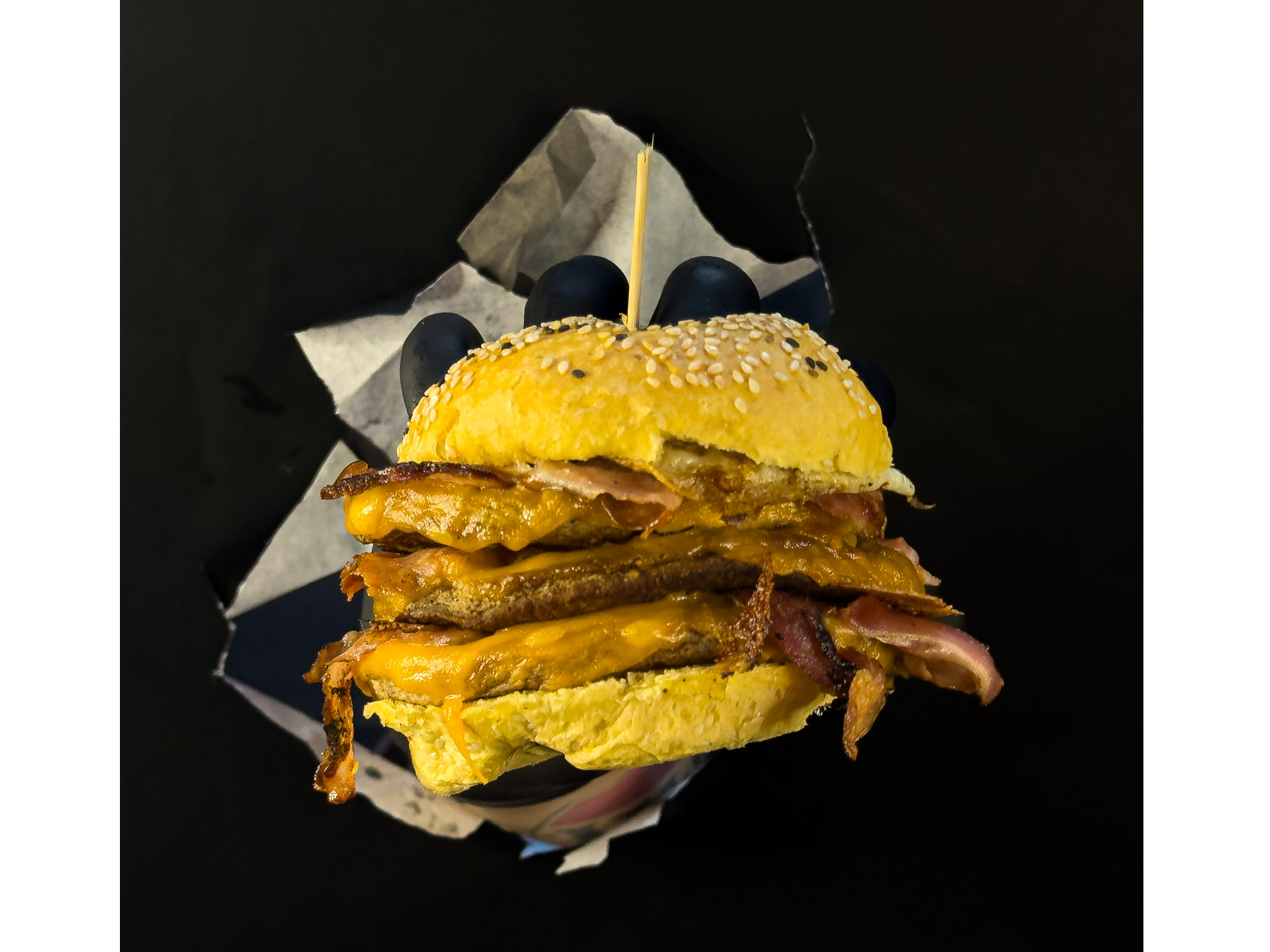 Hamburguesa triple con papas fritas