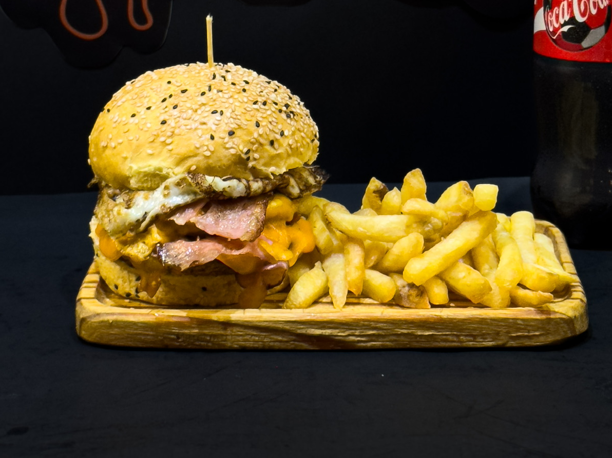 Hamburguesa doble con papas fritas