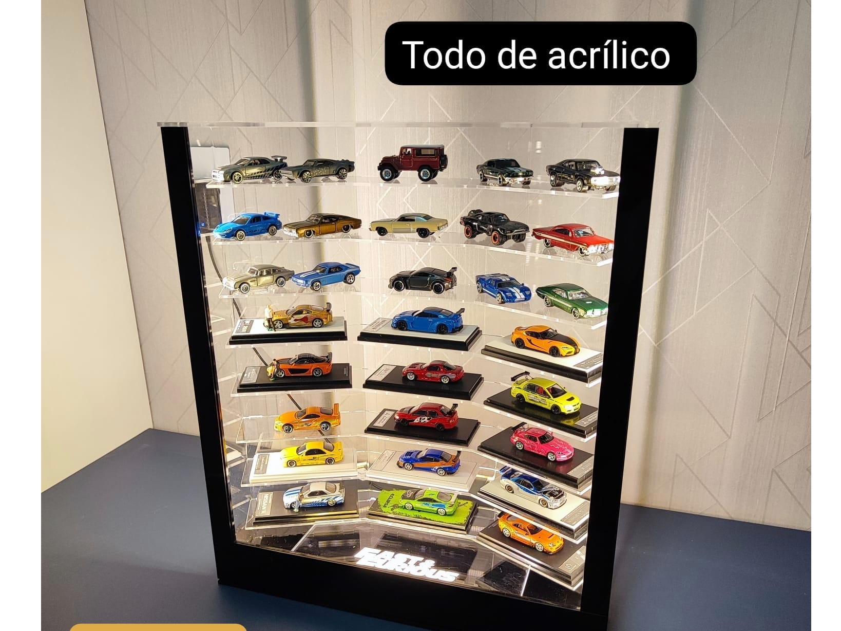 Expositor tipo torre de 8 pisos hasta 48 autos, logo personalizado