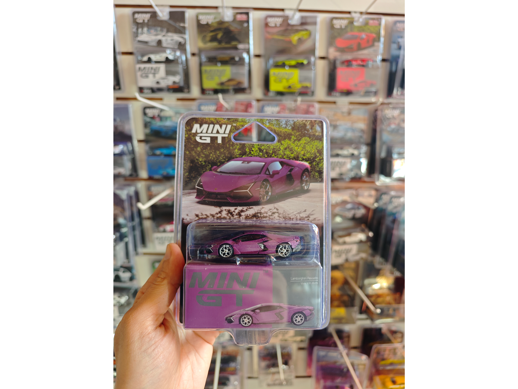 Lamborghini Revuelto violeta