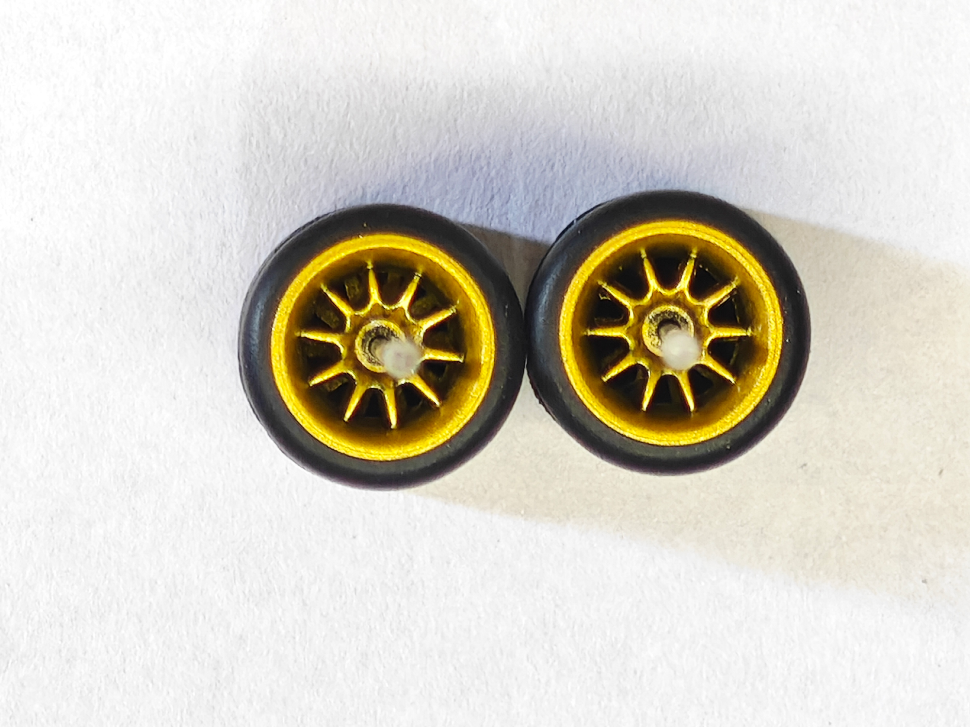 Ruedas de Goma basicas 10 rayos doradas