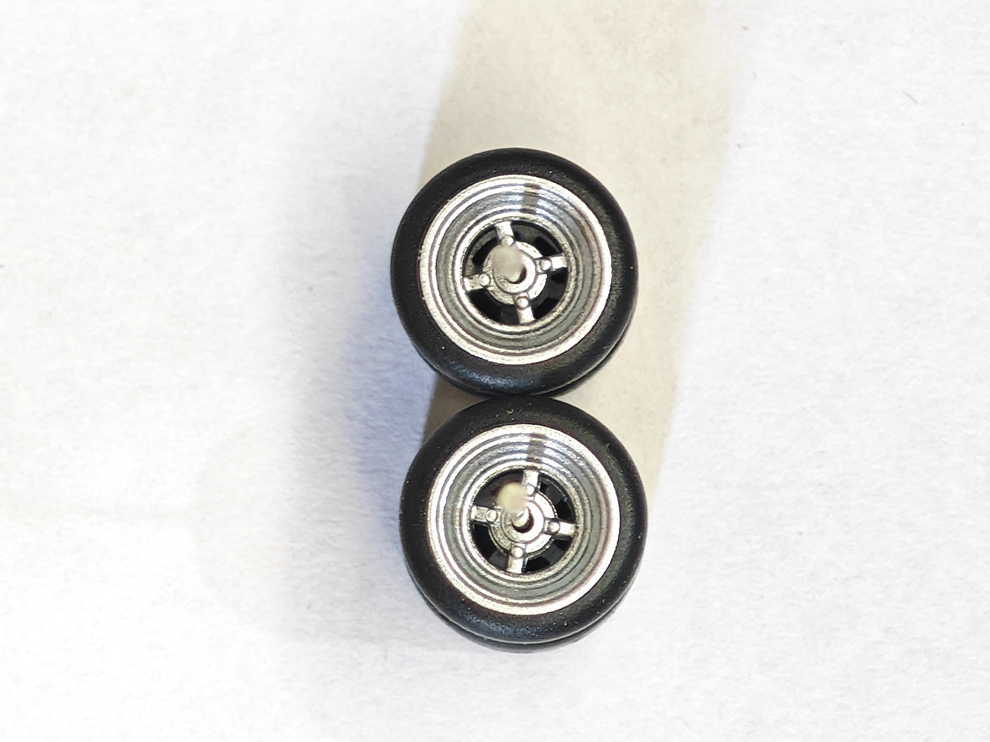 Ruedas de Goma basicas 4 rayos gris