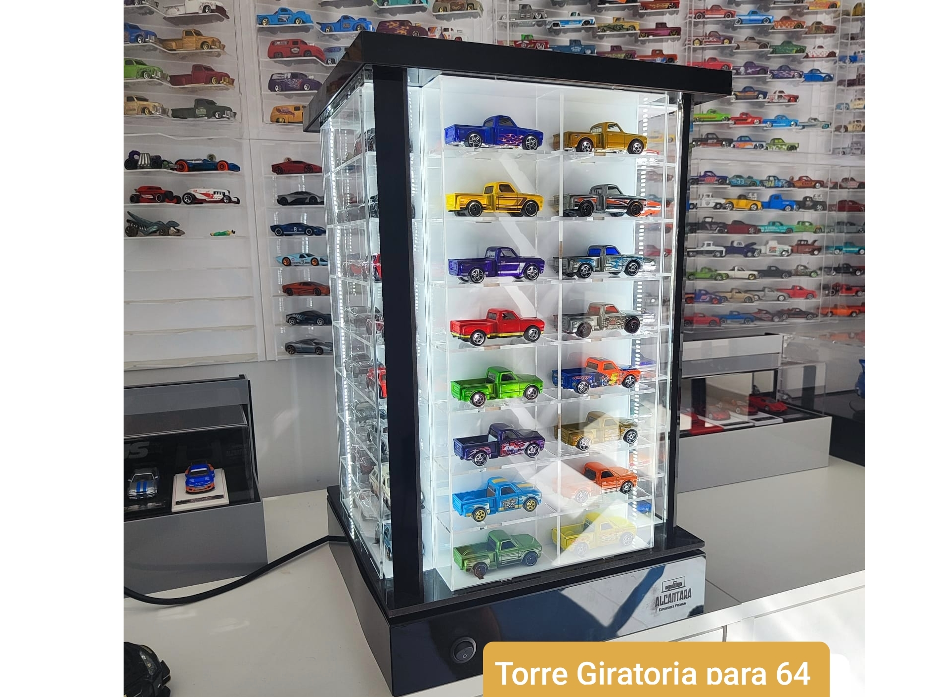 Expositor tipo torre Giratoria para 64 autos
