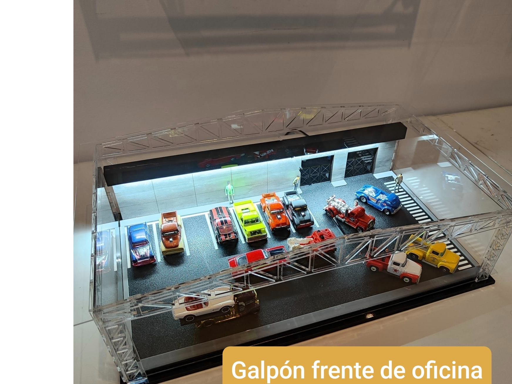 Expositor tipo galpón frente de oficina