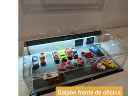 Expositor tipo galpón frente de oficina