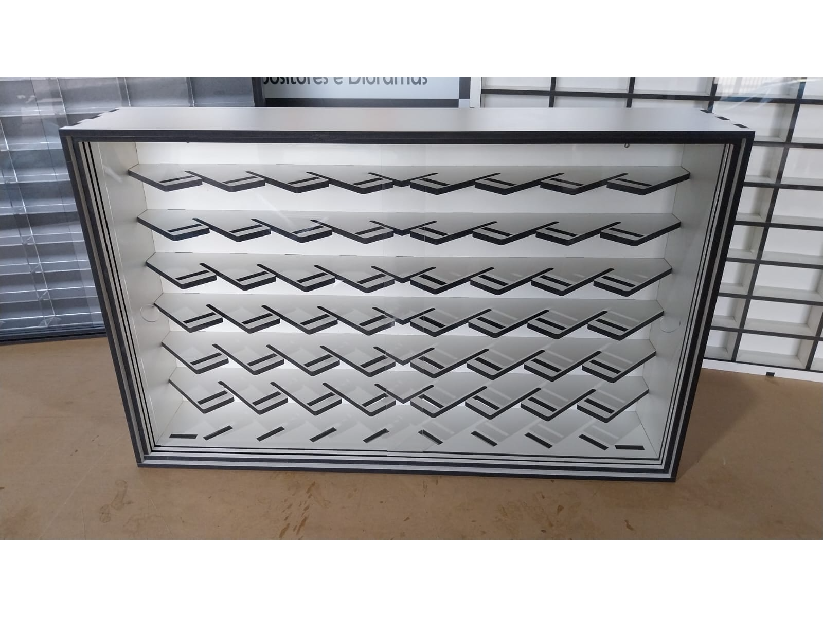 Expositor para 56 autos en MDF con tapa de acrílico