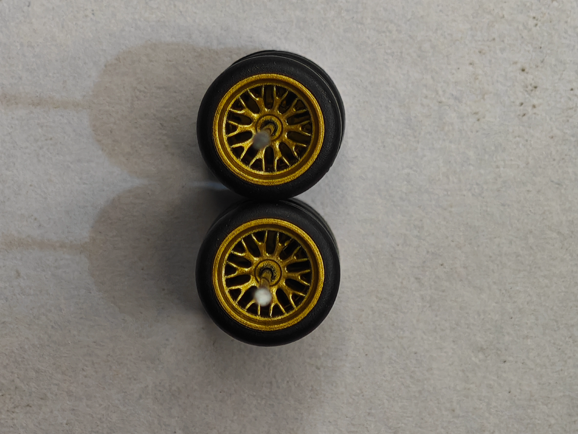 Ruedas de goma basicas tipo Y doradas