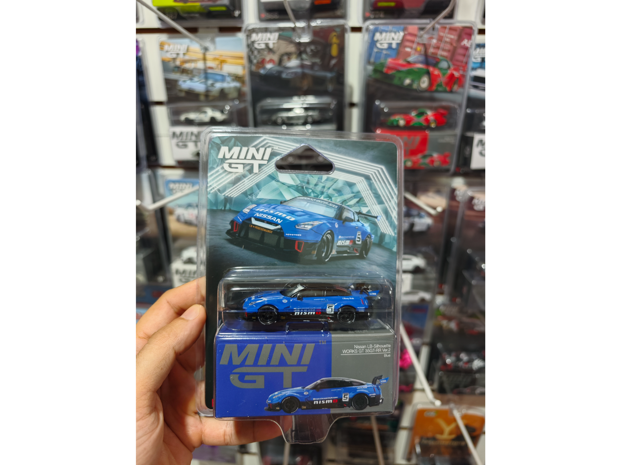 Nissan GT 35GT-RR azul