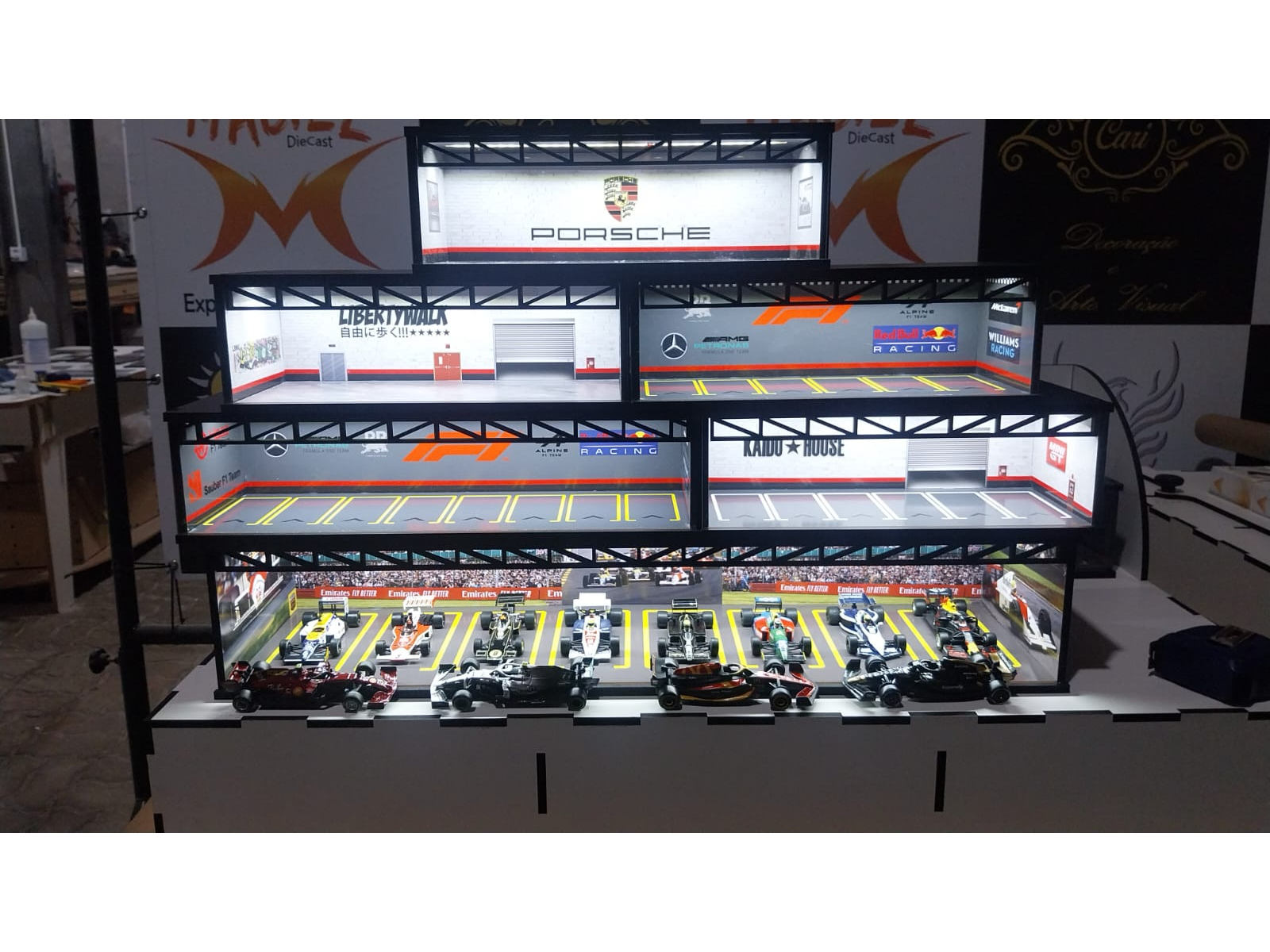 Expositor tipo Garage para 6 autos con luz y tapa de acrílico