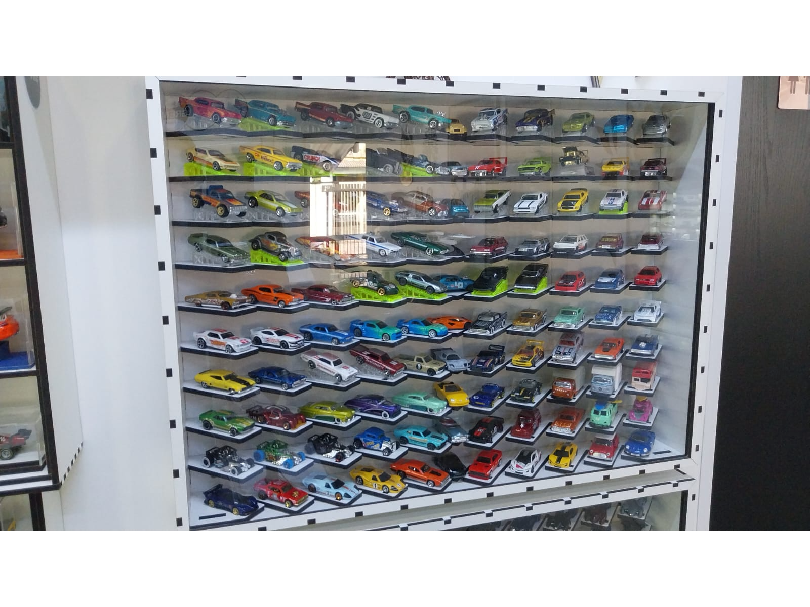 Expositor de MDF y Acrílico para 100 autos a 45° con tapa de acrílico