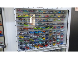 Expositor de MDF y Acrílico para 100 autos a 45° con tapa de acrílico