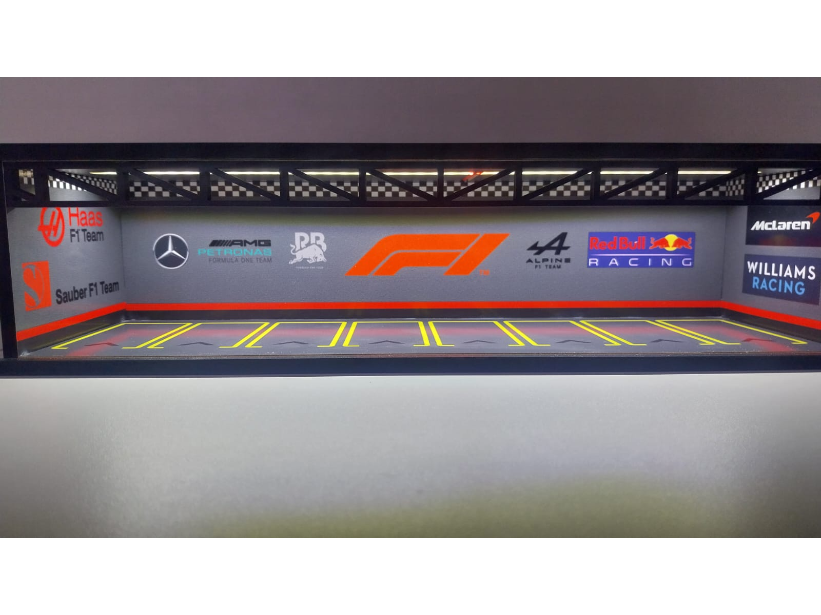 Expositor tipo Garage F1 iluminado con tapa acrílico para 8 autos