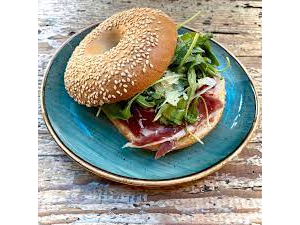 Bagel con jamon crudo,rucula y queso