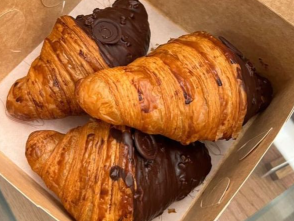 Croissant de bombon bañado en chocolate