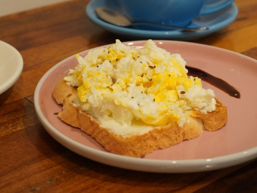 Tostada con queso y huevo