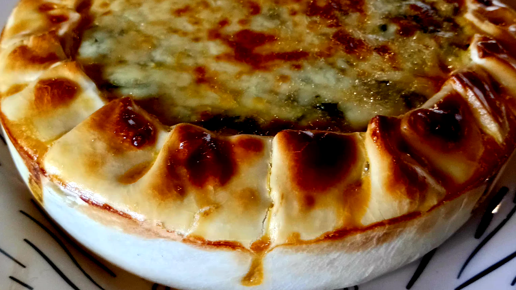 Tarta de Acelga + zanahoria + salsa blanca + queso