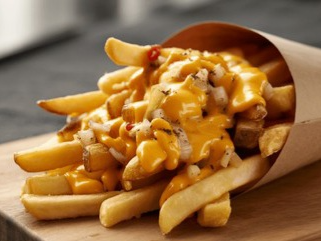 Papas chicas con cheddar y panceta