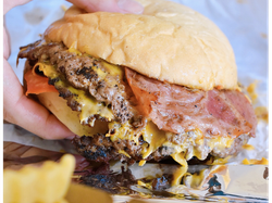 Oklahoma burger + papas + latita de regalo :)