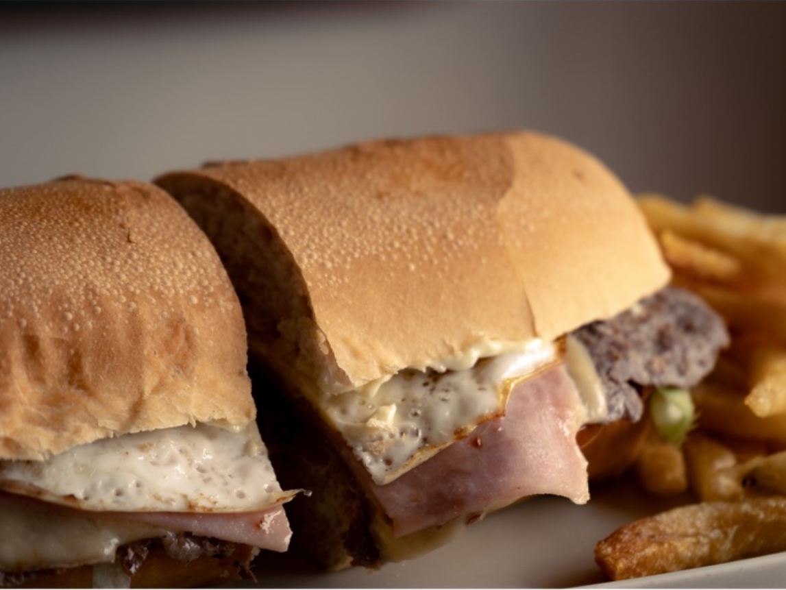 Lomo pan clasico con mayo de palta