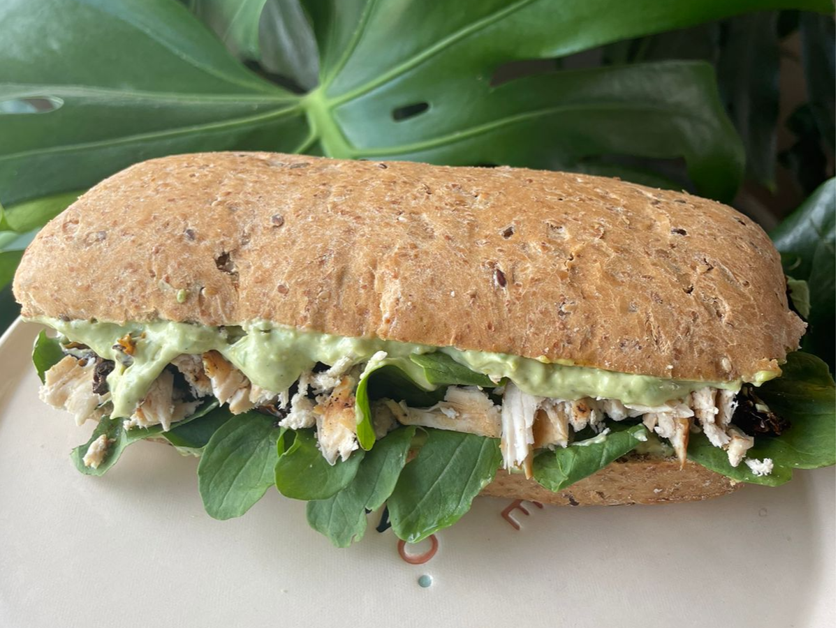 Ciabatta de pan blanco con pollo, rucula y mayo de palta