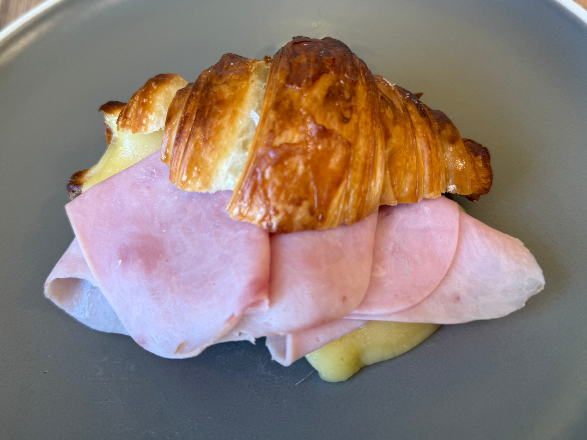Croissant relleno con mucho Jamón y queso