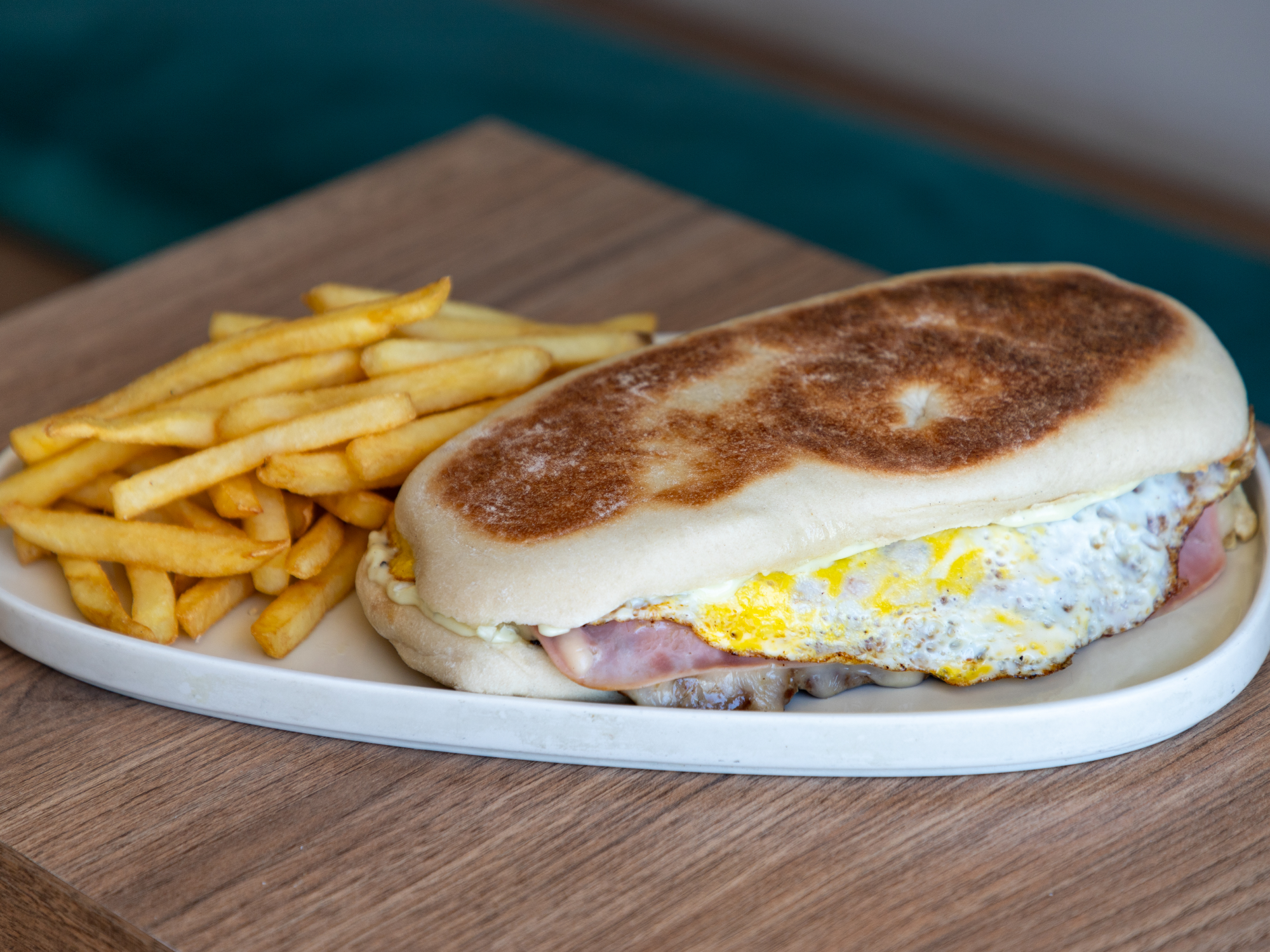 Lomo de pollo pan de la casa con mayo de palta