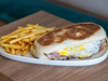 Lomo de pollo pan de la casa con mayo de palta