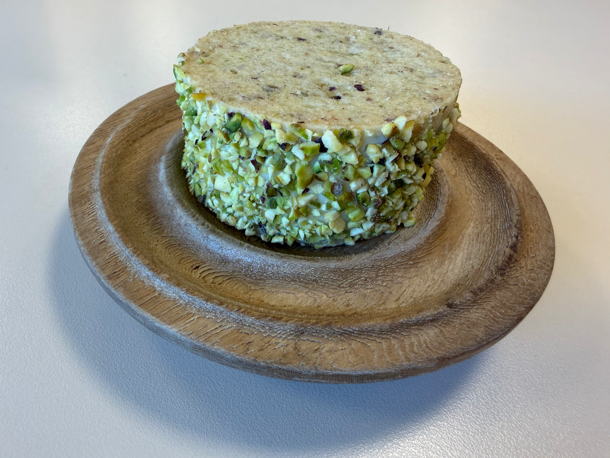 Alfajor de pistachos y chocolate blanco