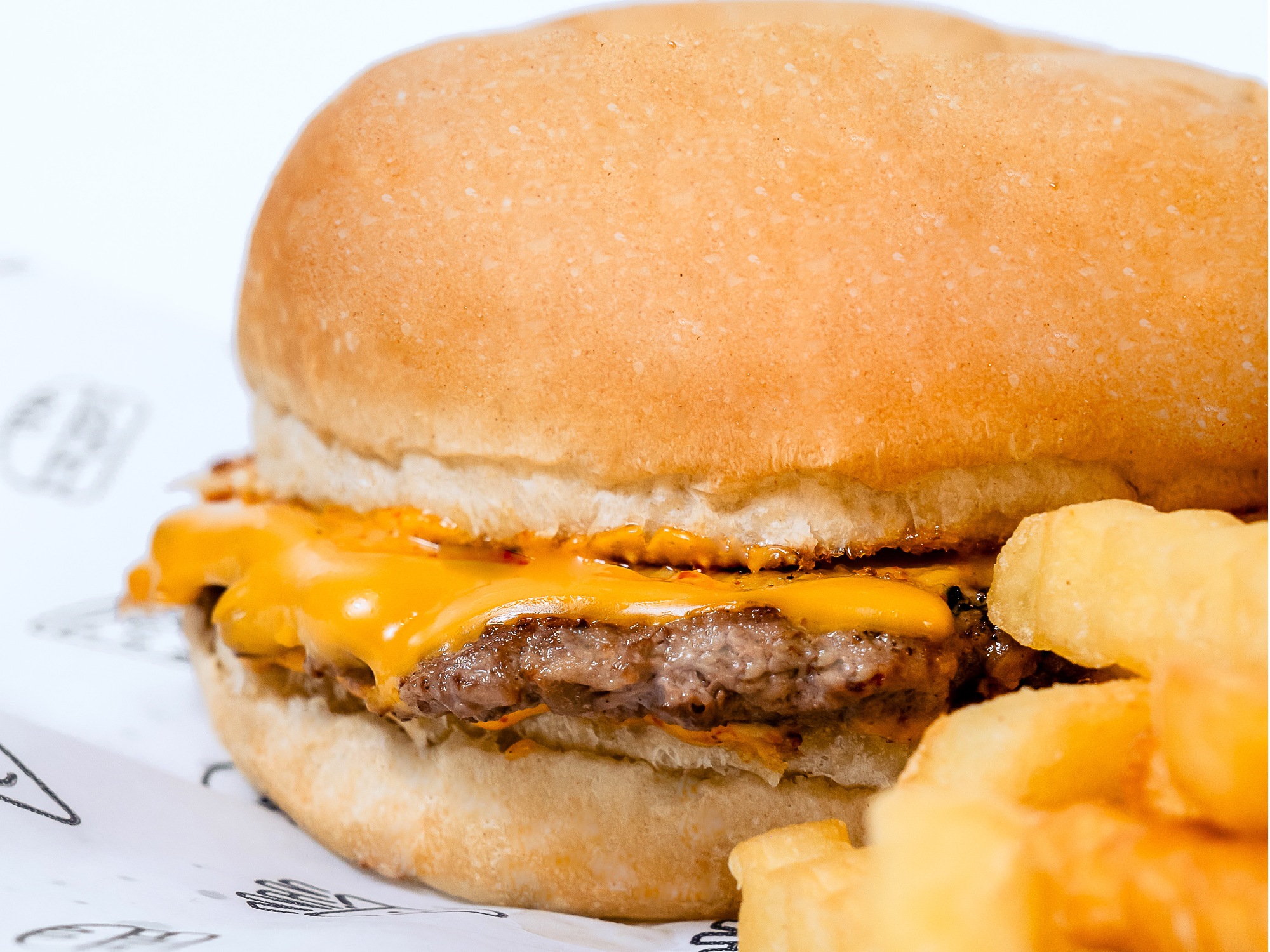 Cheeseburger+papas crinkles+latita de REGALO