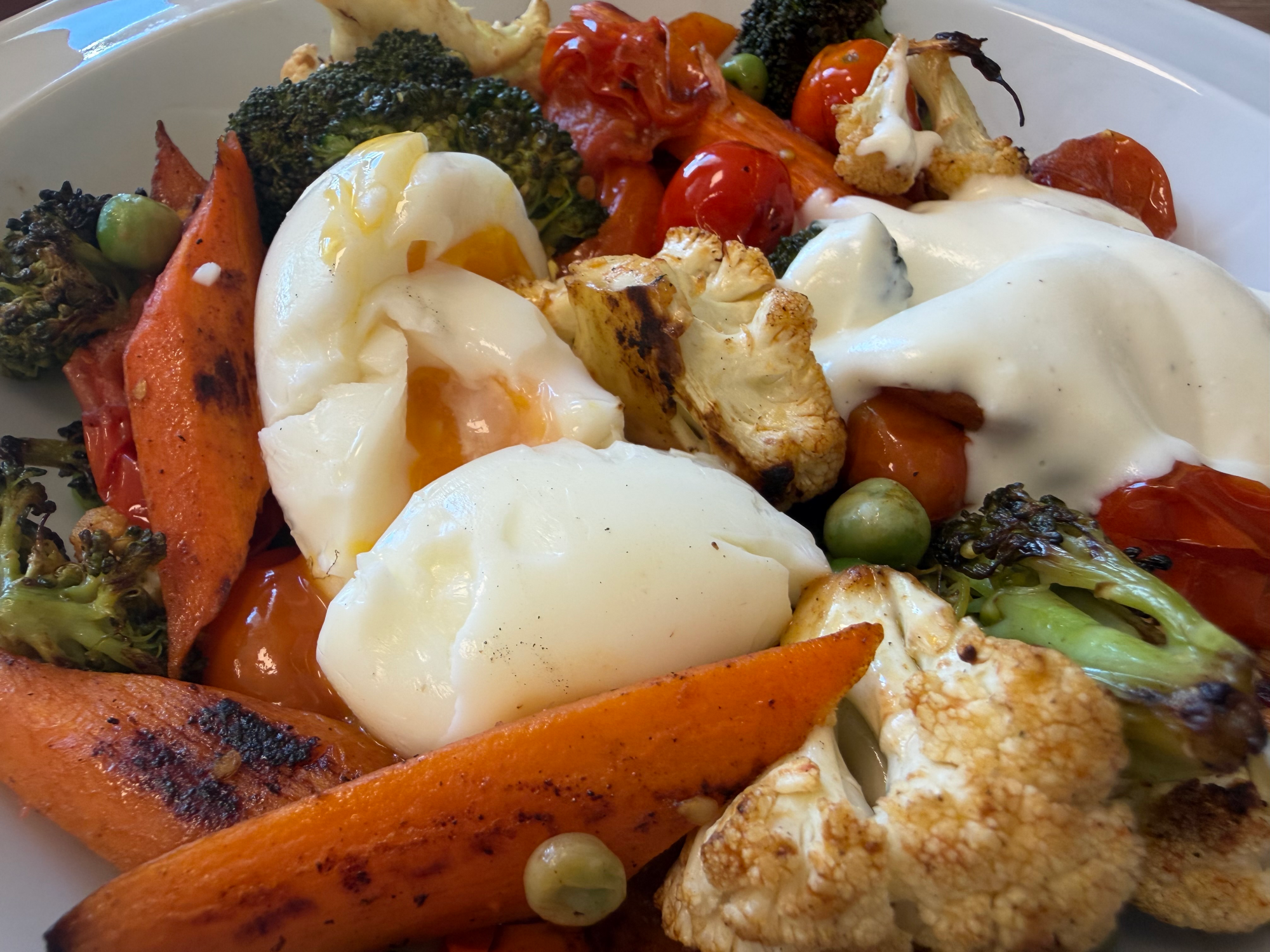 Bowl veggie de vegetales al Horno y huevo media cocción