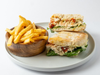 Ciabatta de pan blanco con pollo, rucula y mayo de palta